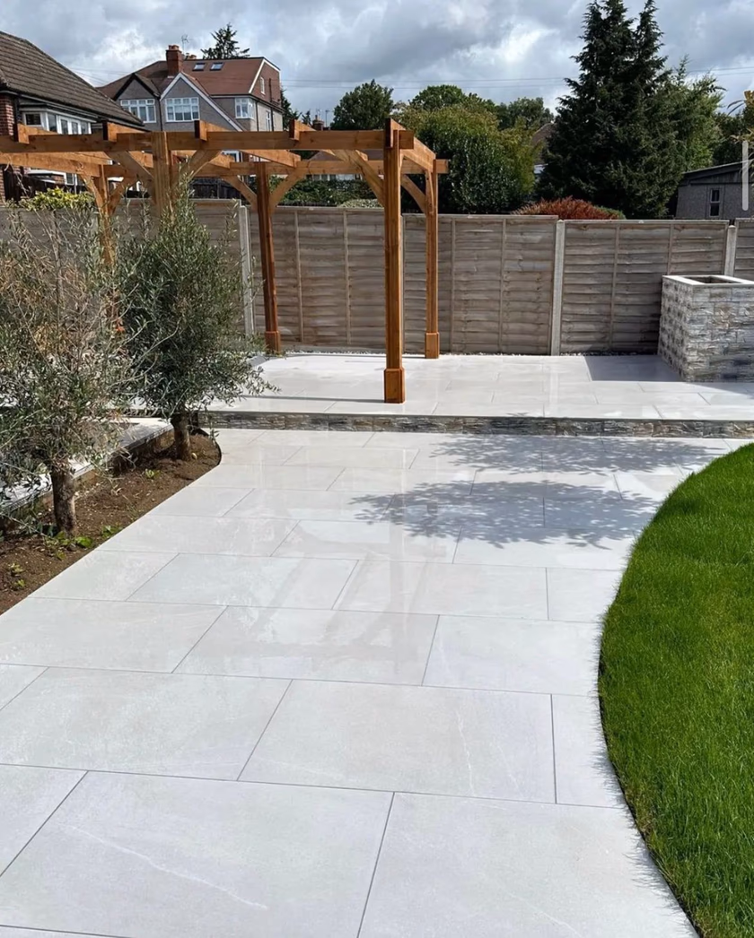 Porcelain patio garden with timber pergola (2)