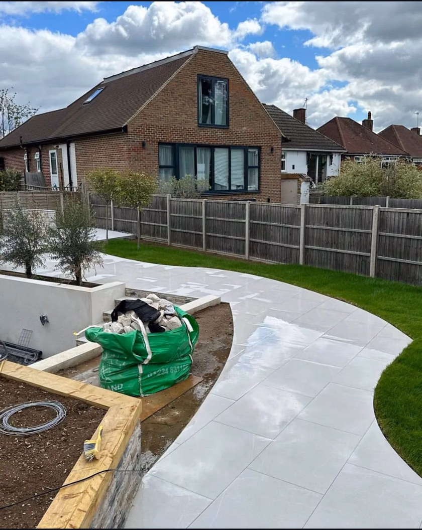 Porcelain patio garden with timber pergola (9)