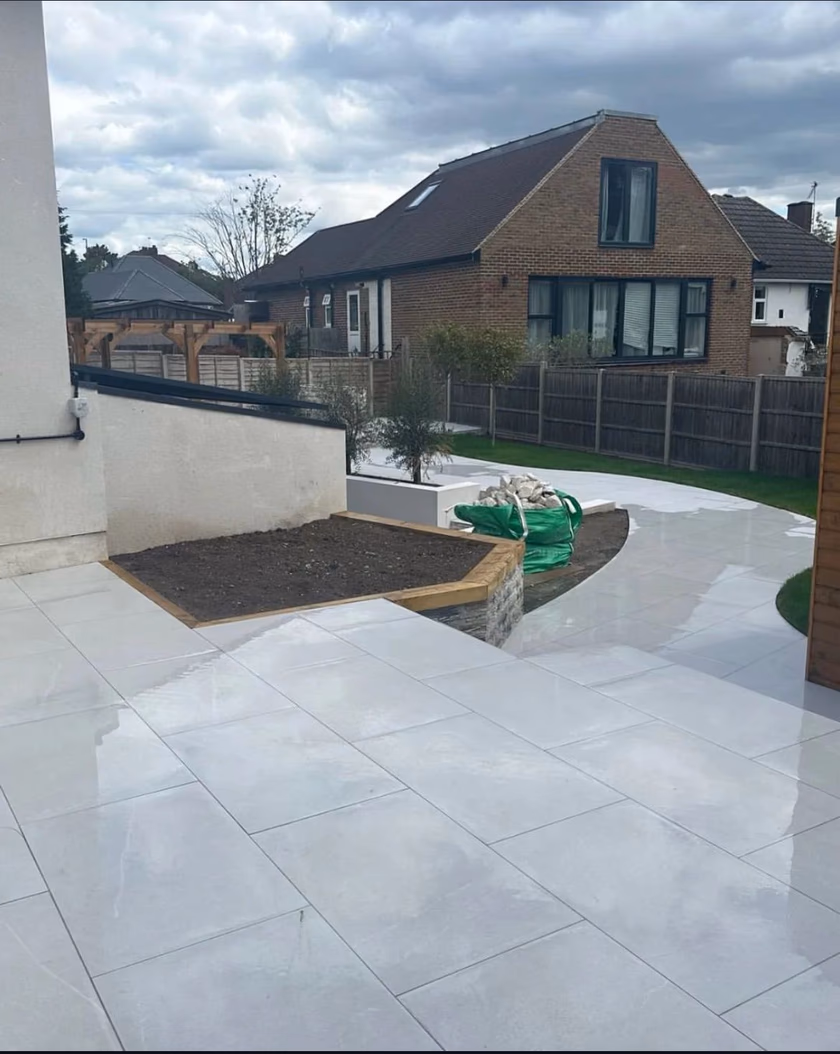 Porcelain patio garden with timber pergola (10)